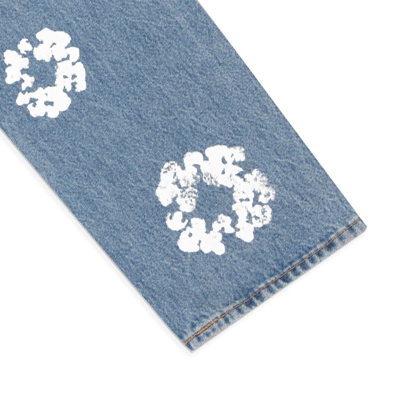 Khám phá sự khác biệt với quần jeans Denim Tears The Cotton Wreath Jean Light Wash, sản phẩm không chỉ tôn vinh nét đẹp cổ điển mà còn mang lại sự thoải mái và bền bỉ qua từng lần giặt