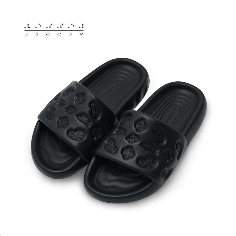 Đẳng cấp trong từng bước chân với Dép XVessel Paisley Slide Black – sự kết hợp hoàn hảo giữa phong cách và tiện lợi, mang đến cho bạn sự thoải mái tối đa và phong cách thời thượng trong mọi tình huống