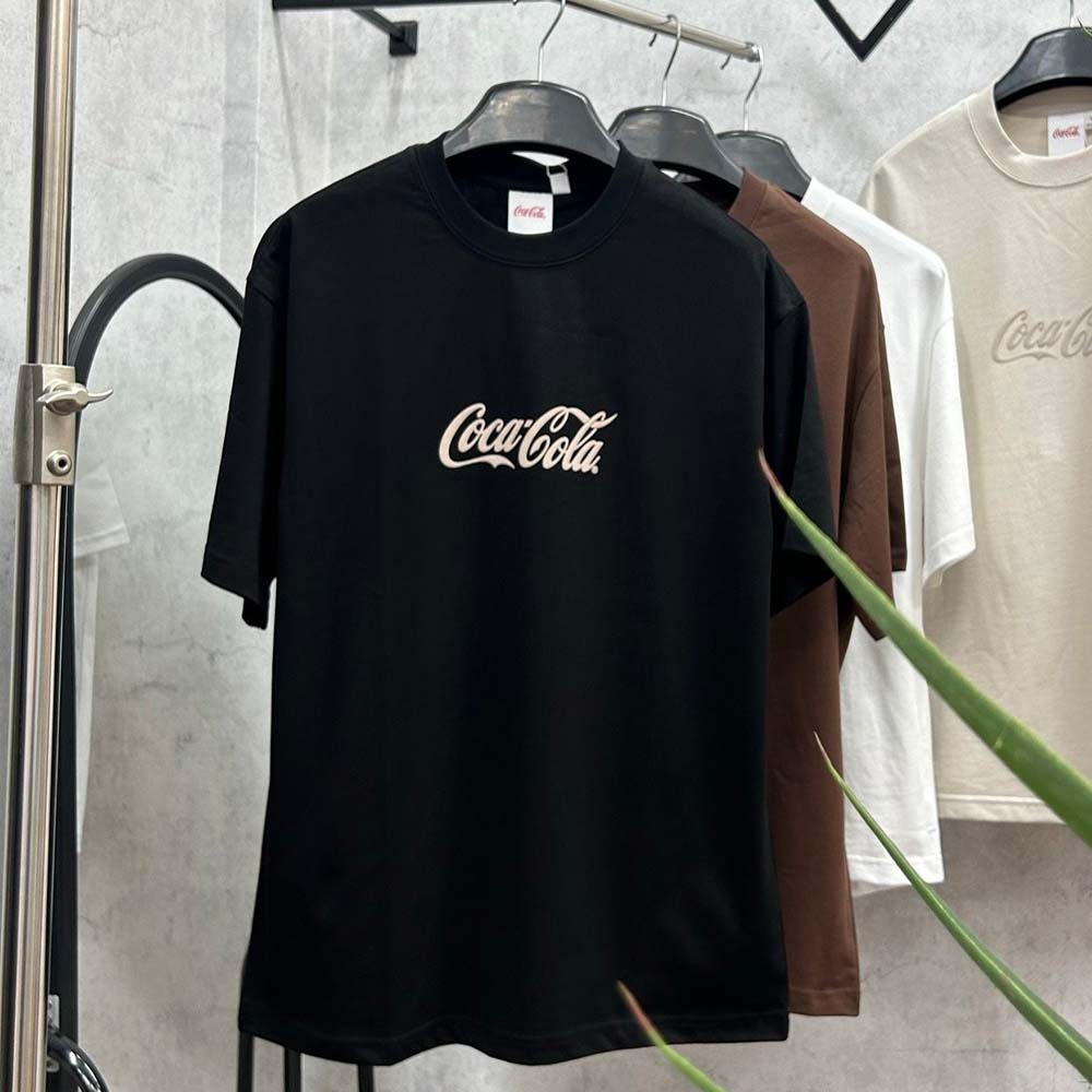 Không chỉ là một chiếc áo, Coca-Cola Basic Tee là cách để bạn kết nối với biểu tượng văn hóa toàn cầu, thể hiện tình yêu và sự ngưỡng mộ với thương hiệu Coca-Cola đầy phong cách.